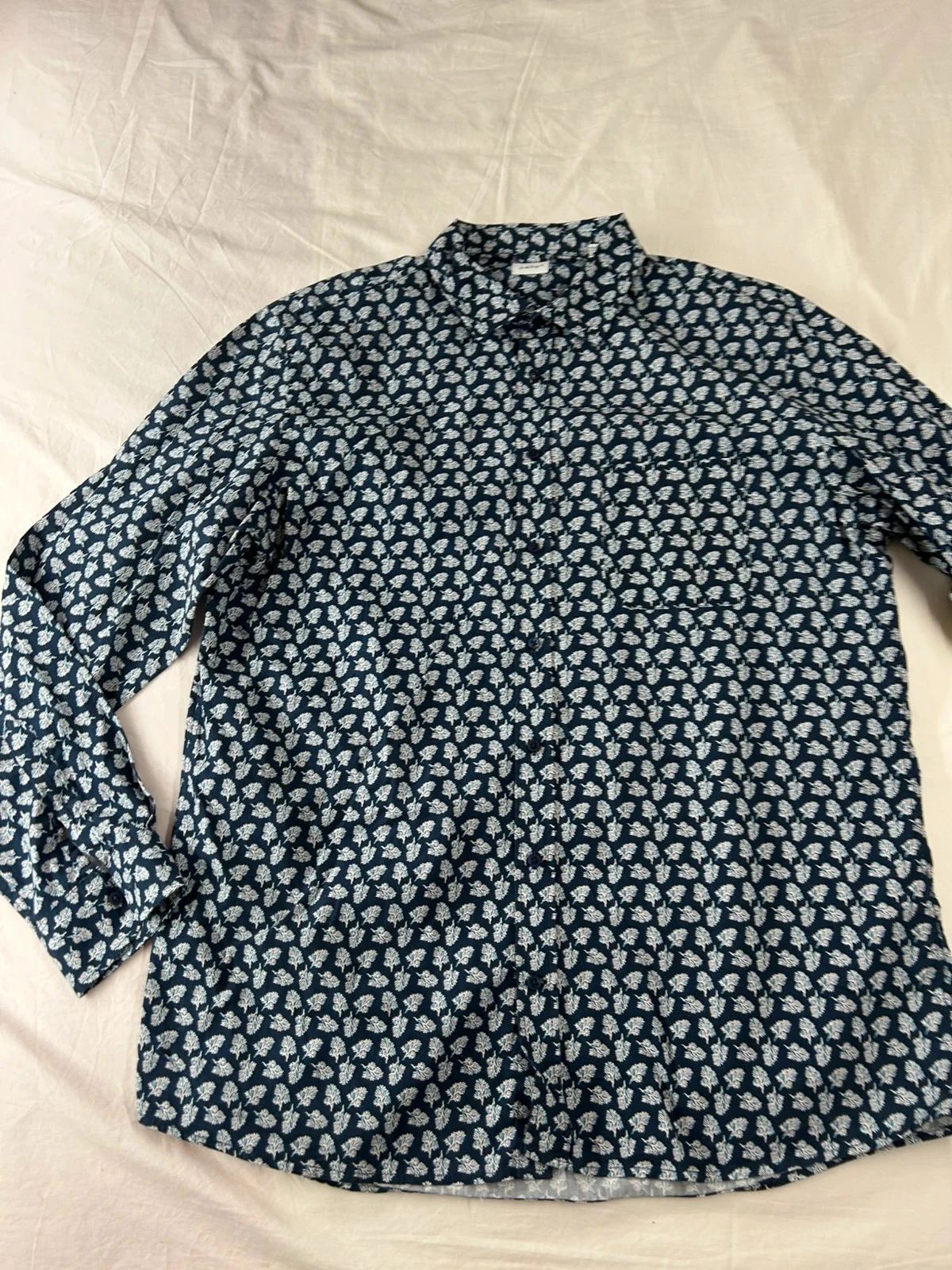 Camisa azul marino de Celio con motivos blancos – photo 2